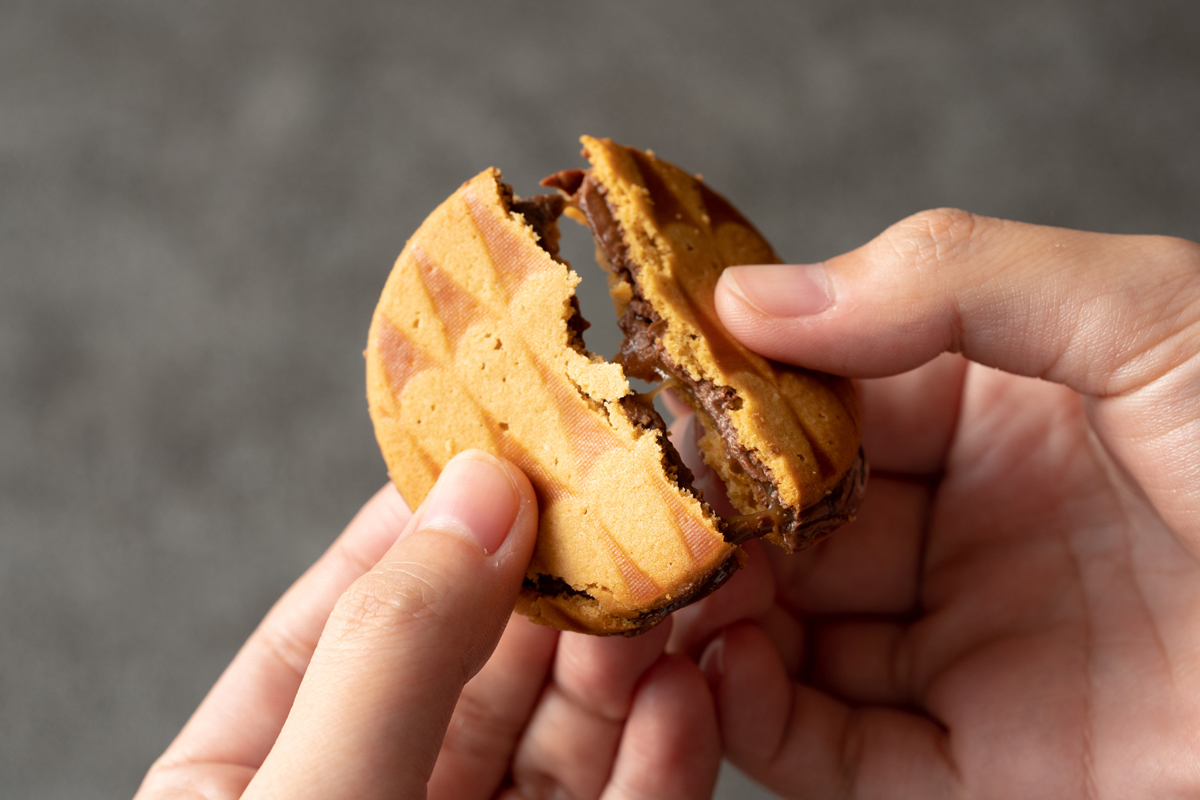 内祝いや手土産にもおすすめ！待ち時間なしで買える人気のキャラメルサンドクッキーを紹介！| よみもの THE GIFT